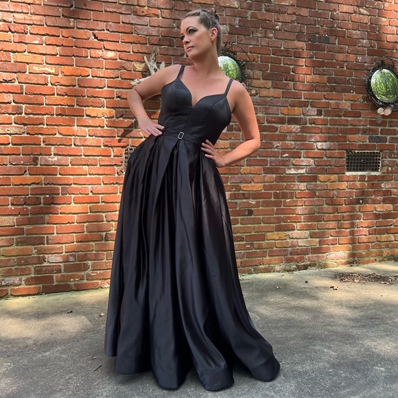 Custom Made Gothic Ballgown Alternative Wedding Dress - Lace Up Corset & Slit - Picture 14 of 17